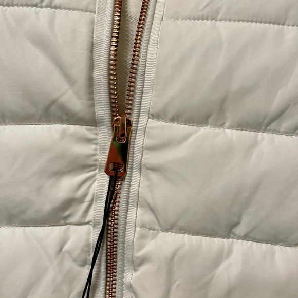 Zara outerwear. Puffy jacket, slim fit in white, size M. NWT. - Picture 5 of 5